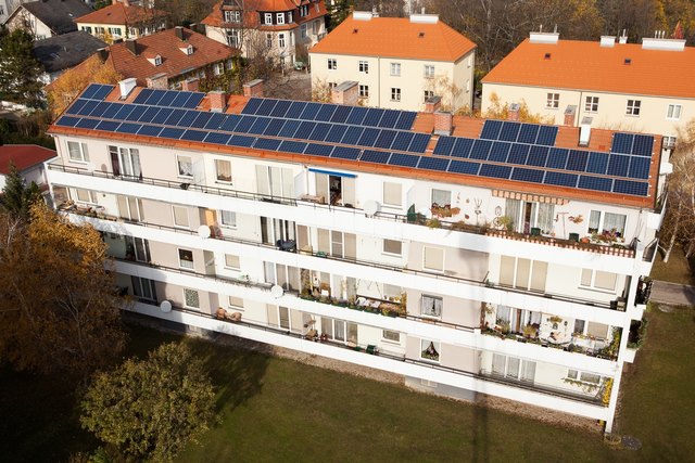 Photovoltaikanlage auf einem Dach in der Michael Tauscher-Gasse in Baden.