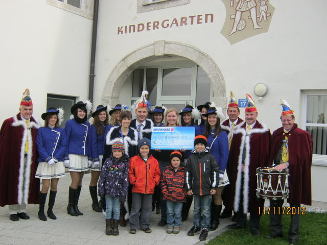 Der Faschingsverein "Sauzipf" in Pettenbach überreicht an Kindergarten-Leiterin Barbara Aigner einen Scheck über 2000 Euro