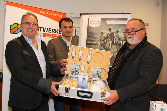 Helmut Ritter (Stadtwerke), Anton Schuller und Johann Rieger präsentierten die Hartberger Energiejagd