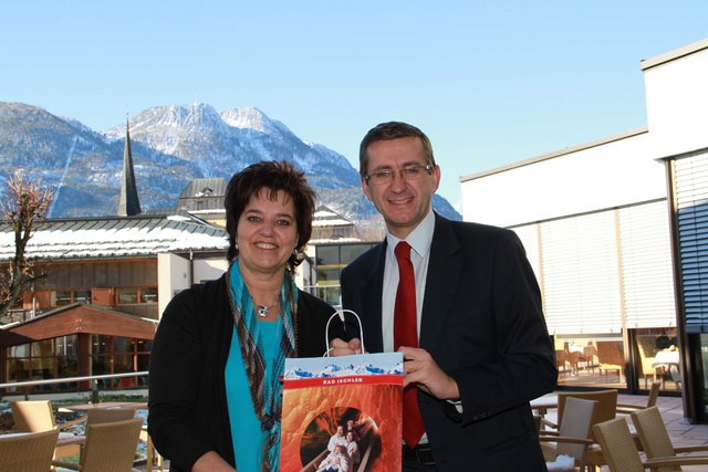 Tourismus und Handel profitieren gegenseitig vom neuen „Wellness-Shopping“-Angebot der Eurotherme in Bad Ischl. Monika Quell vom Wirtschaftsforum und Eurothermen-Generaldirektor Markus Achleitner haben das neue Produkt gemeinsam präsentiert.