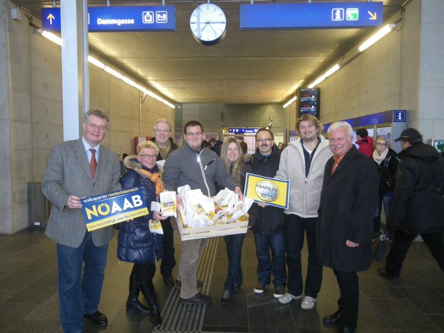 Foto:
Die Arbeitnehmervertreter bei einer Verteileraktion in BR Bgm Christoph Kainz, Doris Wurzer, Christopher Neumayer, Ulrike Fischer, Christian Gumilar, Markus Putz und Bgm. Kurt Staska