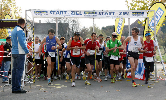 Der Startschuss zum Fehringer Junkerlauf ist pünktlich erfolgt. Mit Tempo ging es bei der Stadthalle los.