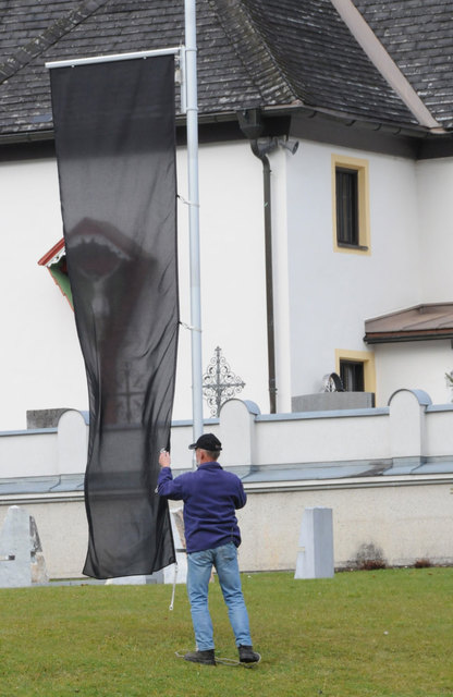 Trauer und Fassungslosigkeit bei den Bürgern. Die schwarze Fahne weht.