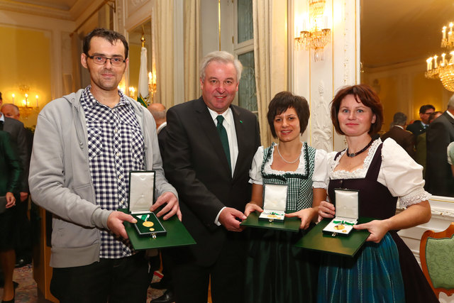 LH-Vize Schützenhöfer mit den Lebensrettern Michael Cichy, Ute Prenner und Barbara Anetshofer (v. l.)