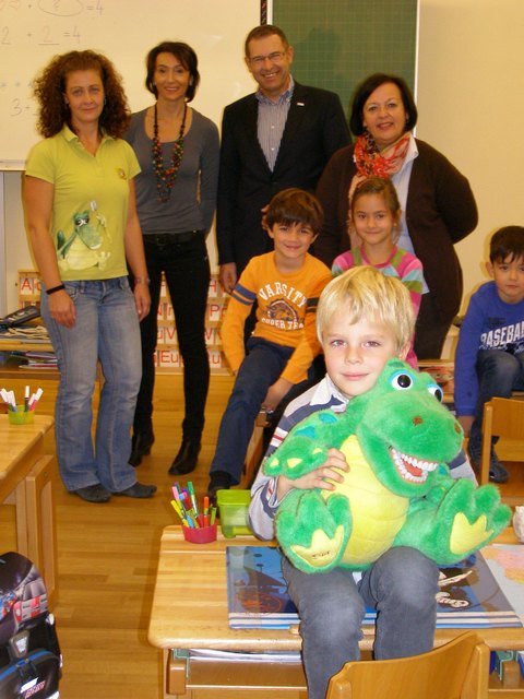 In der Klasse 1a der Volksschule in Baden Pfarrplatz war `Kroko` zu Gast mit Zahnexpertin Doris Riegler und zeigten den Kindern die richtige Mundhygiene. v.l.nr. hinten: Zahnexpertin Doris Riegler, Lehrerin Dipl. Päd. Barbara Dietz, NÖGKK-Service-Center Leiter Norbert Kreillechner und Direktorin OSR Monika Dornhofer, davor Kinder der 1a