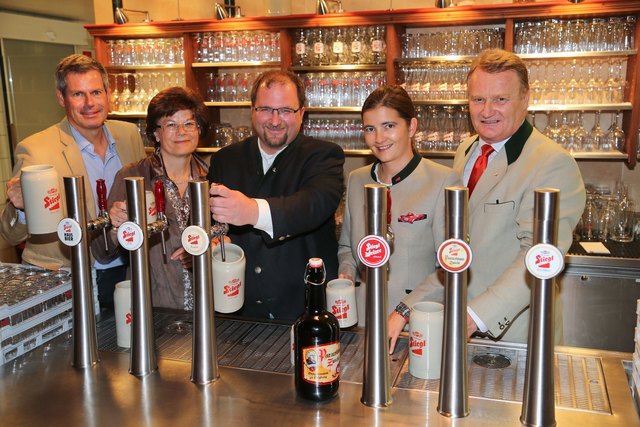 Uli Bacher (Mitte) wurde in Kärnten zum Bierwirt des Jahres ausgezeichnet