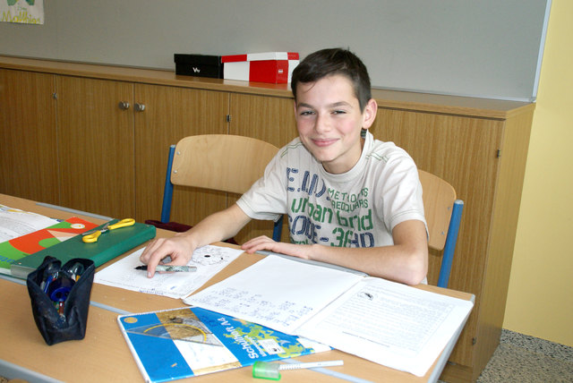 Tahir aus der 2c-Klasse übt in der unterrichtsbezogenen Nachmittagsbetreuungsstunde das Multiplizieren mit Kommastellen.