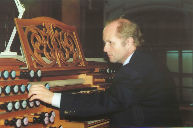 Herbert Metzger spielt auf der Pircher-Orgel, in deren Neubau er involviert war.