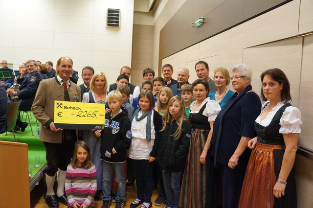 Scheckübergabe: Mit dem Konzertreinerlös von 2.265 Euro können sich die Kinder nun Wünsche erfüllen.