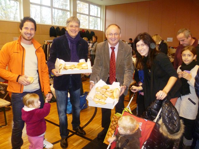 Verteilten Krapfen an die Flohmarkt-Besucher: Kaiser (2. v. l.) und Ragger (rechts daneben)