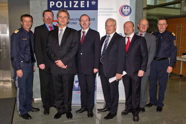 Generalmajor Franz Popp, CI Andreas Bandion, Leiter des Assistenzbereiches Kriminalprävention beim LKA NÖ, Generaldirektor für die öffentliche Sicherheit Herbert Anderl, Landespolizeidirektor Franz Prucher, Leiter des Landeskriminalamts Niederösterreich Brigadier Franz Polzer, Leiter des Büros Computer- und Netzwerkkriminalität im Bundeskriminalamt Leopold Löschl, Vizepräsident des Vereins Vereinigung Kriminaldienst Österreich Ludwig Hinterkörner, Generalmajor Anton Haumer, LPD NÖ | Foto: LPD NÖ