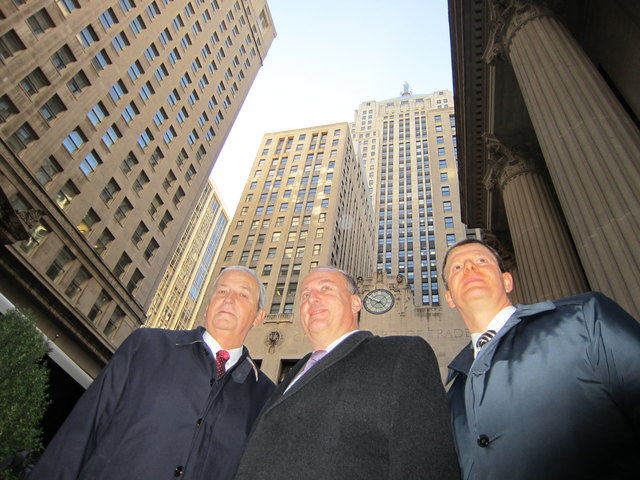 Wirtschaftskammer OÖ-Direktor Christian Hofer, Präsident Rudolf Trauner und Hermann Pühringer, Leiter der Abteilung Wirtschaftspolitik und Außenhandel vor der Federal Reserve Bank in Chicago.