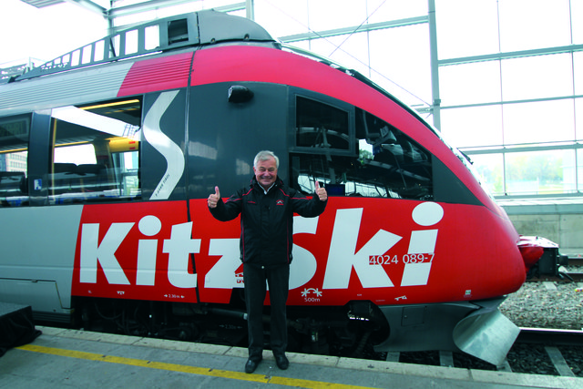 BBAG-Vorstand Josef Burger bringt KitzSki Zug auf Schiene. | Foto: BBAG