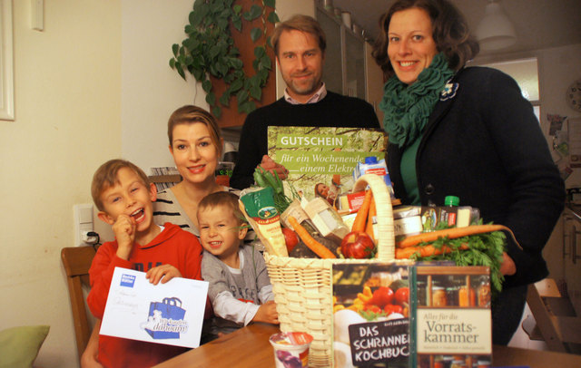Daniela Wallner von der Landwirtschaftskammer (r). bedankt sich bei Familie Steinmayer für das Engagement.