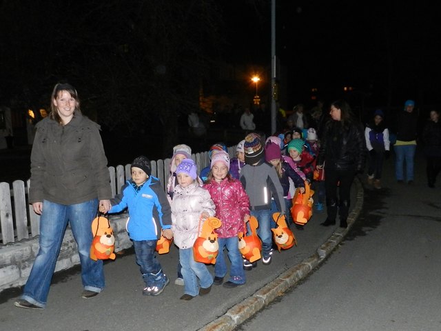 Voller Stolz zogen die Erpfendorfer Kindergartenkinder mit den von ihren Papas gebastelten Laternen durch den Ort.