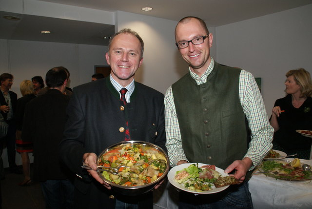 Buffetcheck: LR Sepp Eisl und Markus Rosskopf (GF Therme Amade).