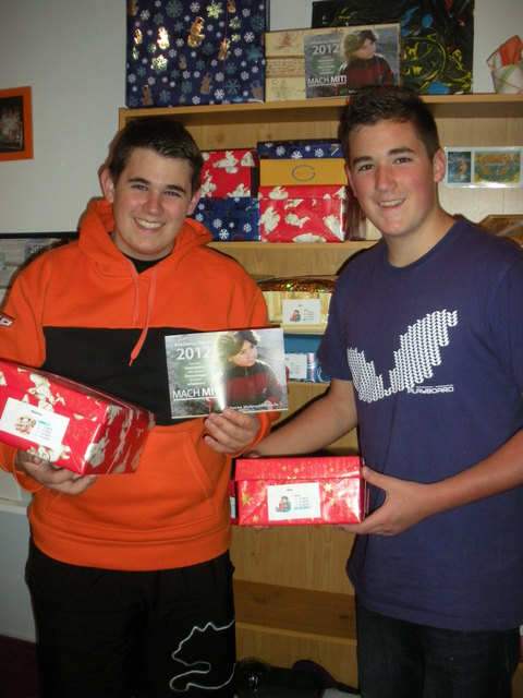 Manuel und Felix Hager halfen bei Organisation und Transport der Schachteln.