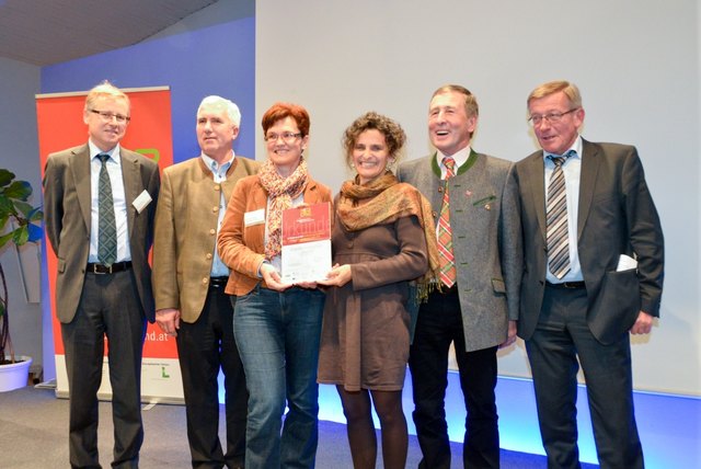 Bei der Preisverleihung: Lius Fidlschuster (Netzwerk Land), Alois Selker, Gertraud Feichtinger, Silvia Moser, Eduard Paminger und Reinhard Mang (v. l.). | Foto: Land/APA-Fotoservice/Jamnig