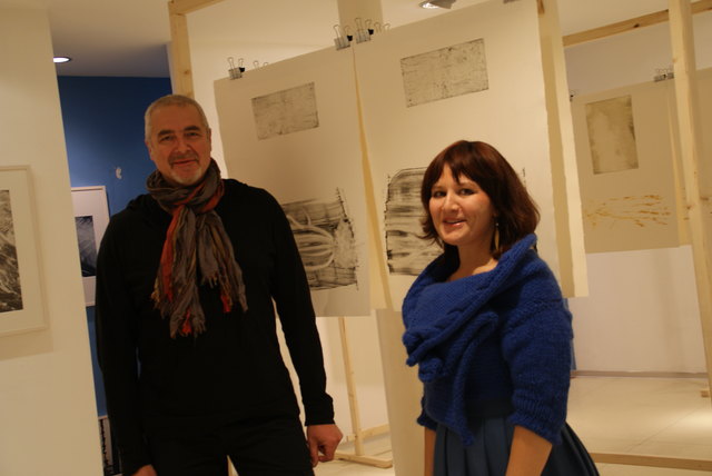 Die Wahltelferin  und Künstlerin Laura Manfredi stellt zusammen mit Fotograf Edgar Mall aus.