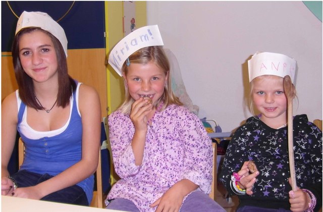 Kindgerecht backen: In der Kinderambulanz im Krankenhaus Zams werfen die Kleinen den Backofen an.