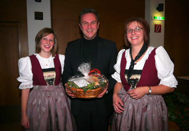 Geschenkkorb für den Moderator Lds-Kapellmeister Hermann Pallhuber