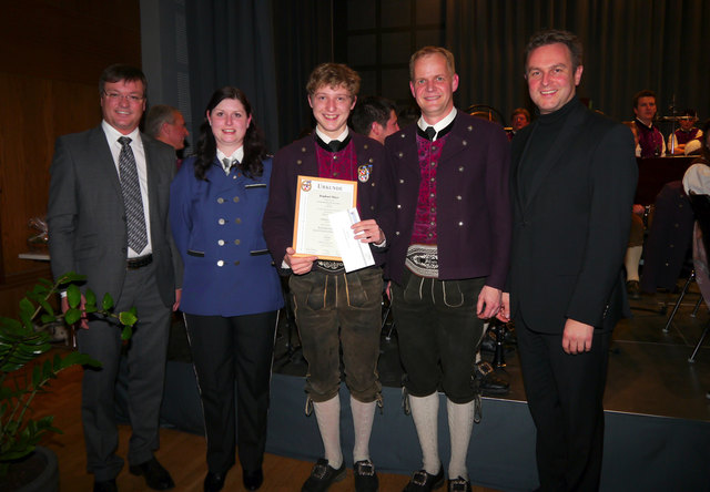 Das „Goldene Leistungsabzeichen“ für Raphael Mayr (Klarinette). Unter den Gratulanten (von links): Bgm Anton Hoflacher, Jugendreferent-Stv. Musikbund Rattenberg Anita Schneider, Ausgezeichneter Raphael Mayr, Kapellmeister Christoph Adamski, Lds-Kapellmeister Hermann Pallhuber