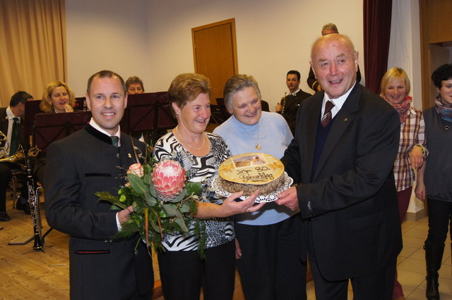 Der Pfarrgemeinderat überreichte Kuchen und Blumen.