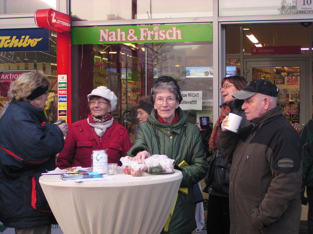 Christine Holzbauer, Milli Kopler, Erika Stiftinger, Elfi Barth und Josef Schütz unterstützen den SMB.