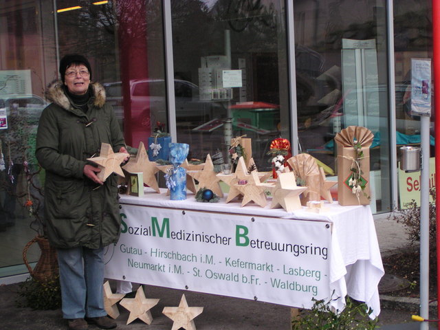 Monika Klewein beim Holzsterneverkauf in Neumarkt.
