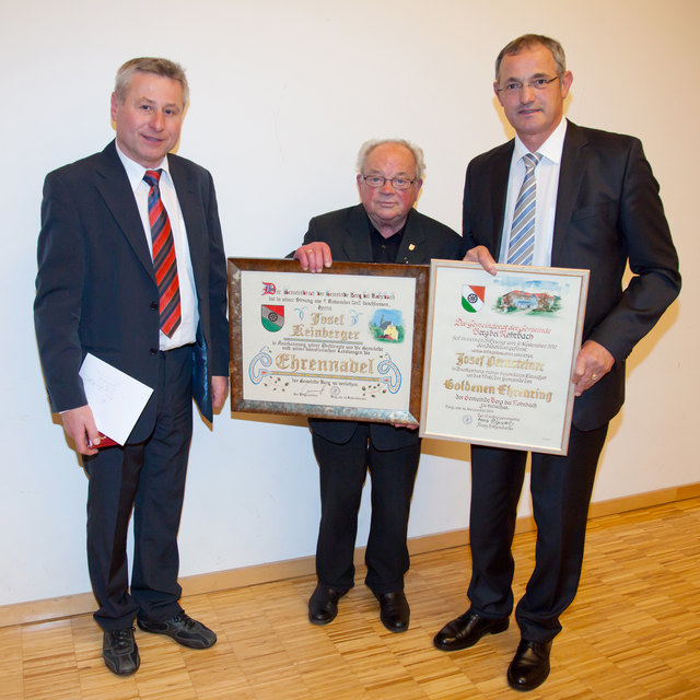 Die beiden geehrten Josef Keinberger (Mitte, Ehrennadel) und Josef Pernsteiner (rechts, Ehrenring) mit Vizebürgermeister Franz Hötzendorfer. | Foto: Foto: Josef Madlmayr