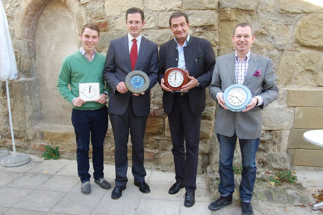 Die Uhr tickt? Gemeinderat Markus Presle, Bürgermeister Stefan Schmuckenschlager, Vizebürgermeister Richard Raz und Stadtrat Thomas Mayrhofer ziehen zur Hälfte der Legislaturperiode vorläufige Bilanz. | Foto: Zippel