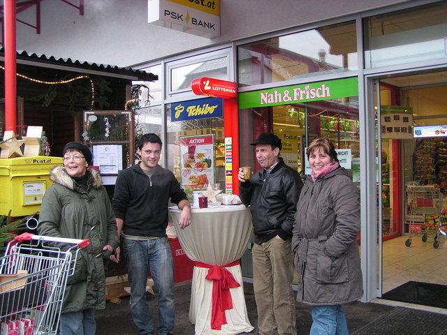 Monika Klewein, ein junger fescher Bursch, Josef Narzt und Renate Winklehner beim SMB Standl in Neumarkt.