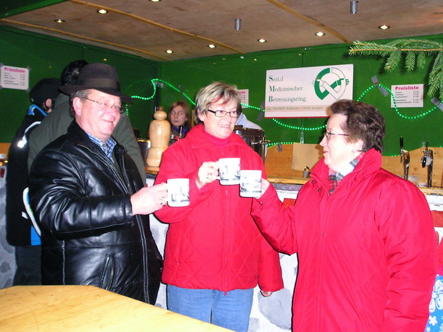Obmann Leo Stütz, Anita Wabro und Maria Stütz beim Punschstandl in Lasberg.