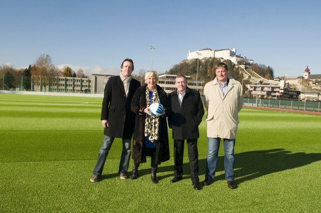 Auf dem neuen Kunstrasen: Johann Padutsch, Claudia Schmidt, Heinz Schaden und Sportunion-GF Franz Gruber.