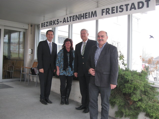 Das Altenheim Freistadt wird neu gebaut, geben Bürgermeister Christian Jachs, Pflegedienstleiterin Andrea Bauer, Bezirks- und SHV-Obmann Alois Hochedlnger und der Kaufmännische Leiter Rudolf Affenzeller bekannt. | Foto: BRS