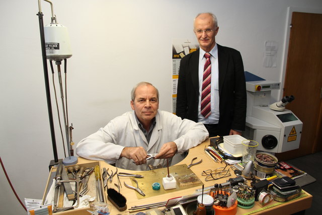 Branchen-Obmann Frank-Thomas Moch in seinem gecshäft in Rudolfsheim-Fünfhaus mit seinem Mitarbeiter Peter Wurz. | Foto: Klinger