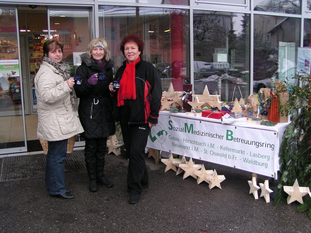 Renate Winklehner, Maria Ruhsam und Burgi Herzog beim Holzsterneverkauf in Neumarkt.