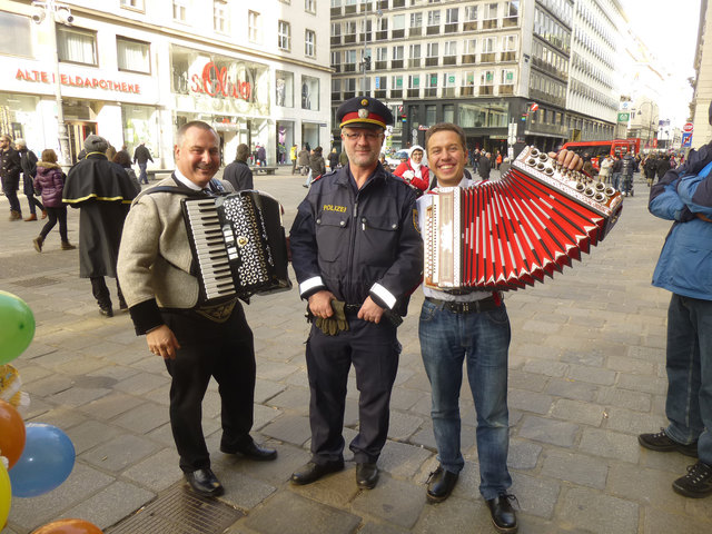 Martin Reiter (links) und Andreas Wurm (rechts) mit dem diensthabenden Polizisten vor dem Steffl. | Foto: Blasnig