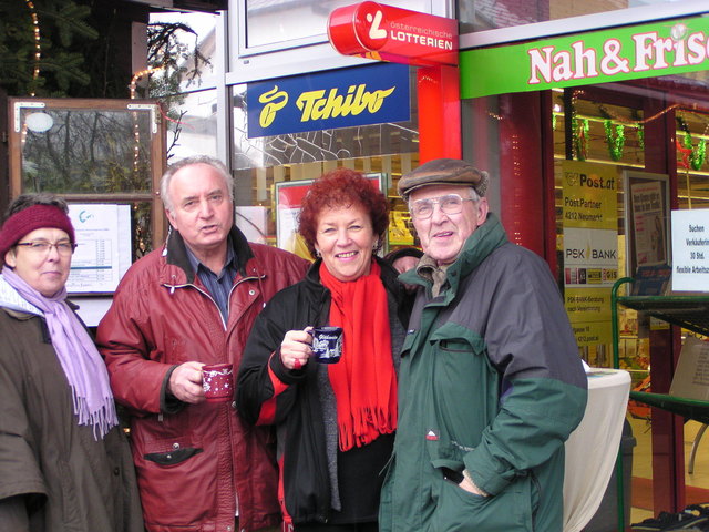 Milli Barth, Herbert Aichhorn, Burgi Herzog und Hermann Barth lassen sich den Punsch schmecken.