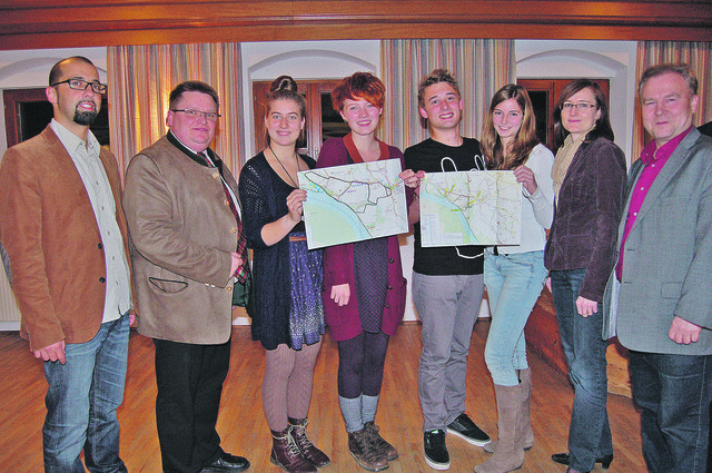 Lehrer der HLUW Yspertal Peter Böhm, Projektleiter Martin Gaisberger, Schülerinnen der HLUW Yspertal Elisabeth Steiner und Johanna Eichinger,
Schüler St. Florian Michael Fuchs-Eisner und Sarah Lindorfer, Lehrerin St. Florian Magdalena Pichler und Bürgermeister Rupert Wahlmüller.