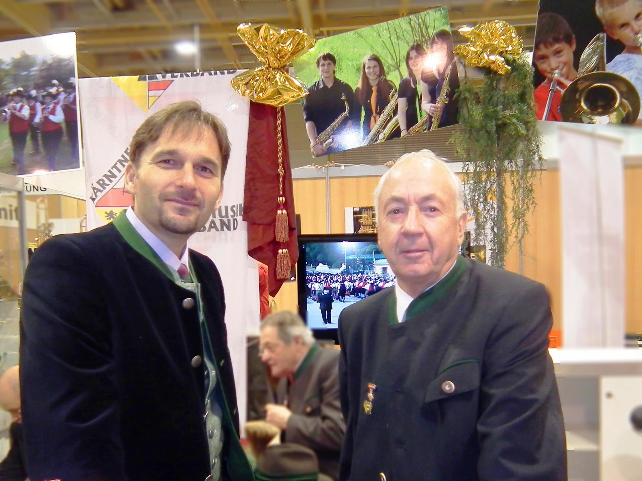 Karl Altmann besuchte den Stand des Kärntner Blasmusikverbandes auf der ...