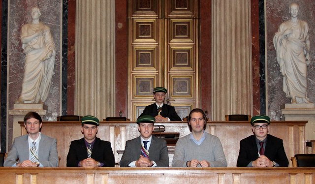 „Riegersburger“ im Parlament: Die Mitglieder des Fürstenfelder Couleurstudenten-Verbandes beim Besuch in Wien. | Foto: KK