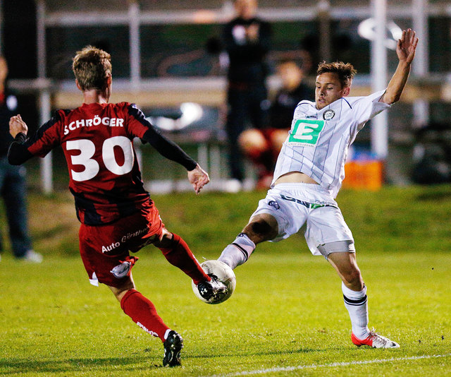 Muss sich strecken: David Schloffer (r.) dürfte seinen Platz im Trainingslager als Kaderspieler aber sicher haben. | Foto: GEPA