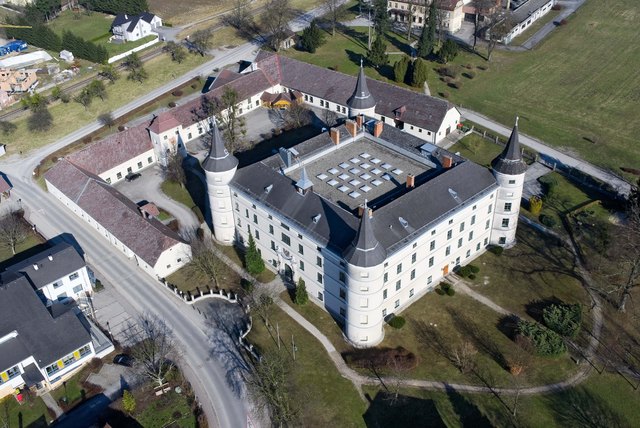 Rund 75.000 Quadratmeter umfasst das Grundstück, auf dem das Schloss und mehrere Gebäude stehen.