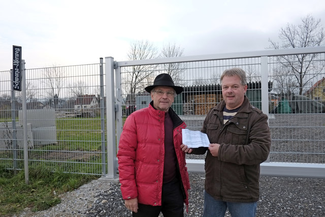 Die SPÖ-Mandatare Johann Mayerhofer und Manfred Baba vor dem umstrittenen Lagerplatz.