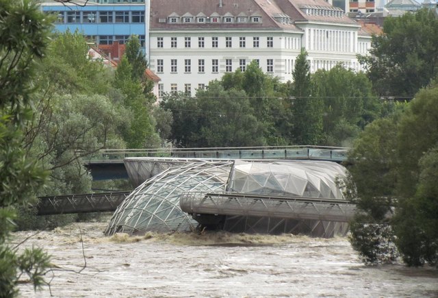 Die Murinsel sollte hochwasserfit bleiben, durch Wetterextreme werden auch Hochwasser häufiger. | Foto: Stuhlhofer/Wolf