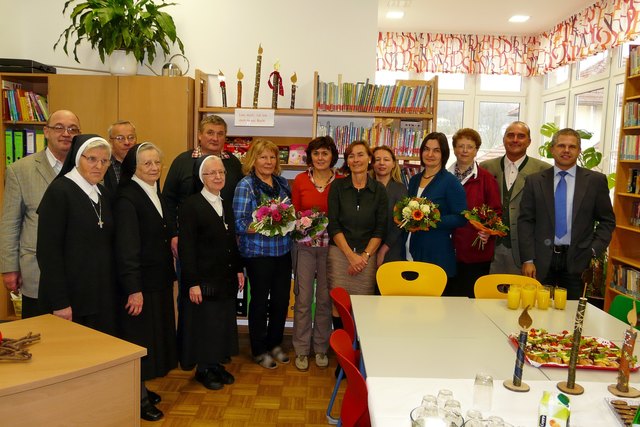 Hannelore Wagenhofer, Monika Hofer, Anita Schorn und Barbara Wildling in der neuen Bibliothek. | Foto: Foto: privat
