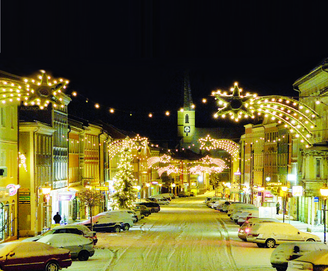 Mattighofen im vorweihnachtlichen Glanz bietet ein Shopping-Erlebnis der besonderen Art. | Foto: Fesl