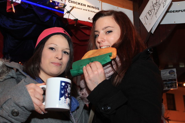 Endlich leckeren Glühwein und Langos: Yvonne Greiner & Lisa Häusler