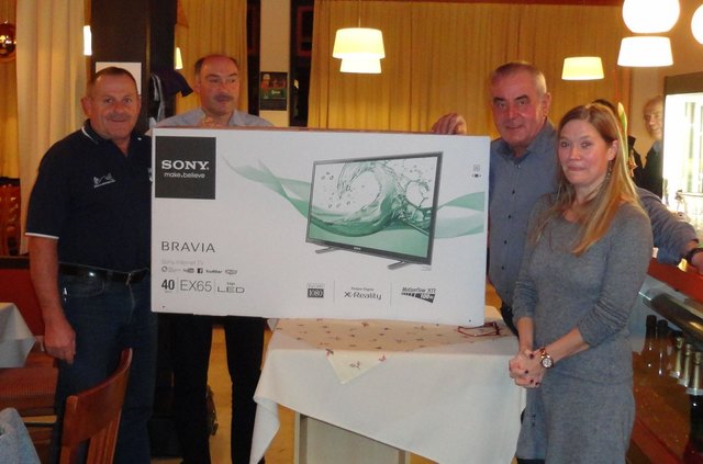 Der Gewinner des Hauptpreises Rupert Weissenböck mit Erwin Hinterleitner, Obmann Rudolf Steininger und "Glücksengerl" Christine Lindpointner (von links nach rechts)